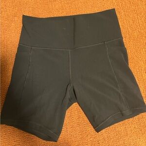 Black Athleta Salutation Stash 7 inch shorts